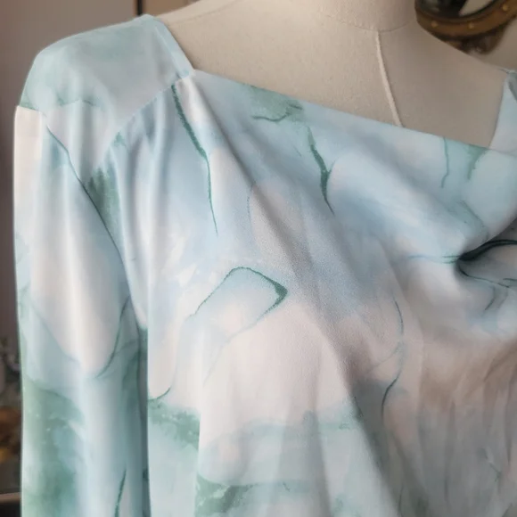 Beautiful Calvin Klein Blouse - Picture 4 of 8